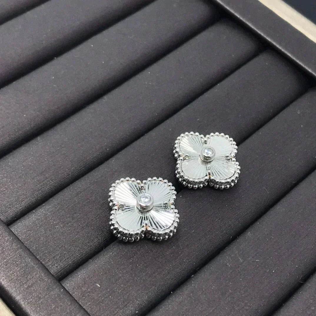 TimiCLOVER MINI 9.5MM LASER EARRINGS