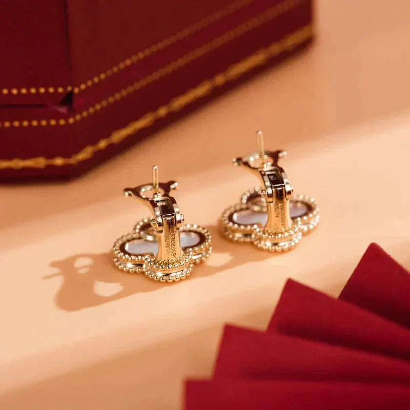 TimiCLOVER MEDIUM 1 MOTIFS  WHITE MOP STUD EARRINGS