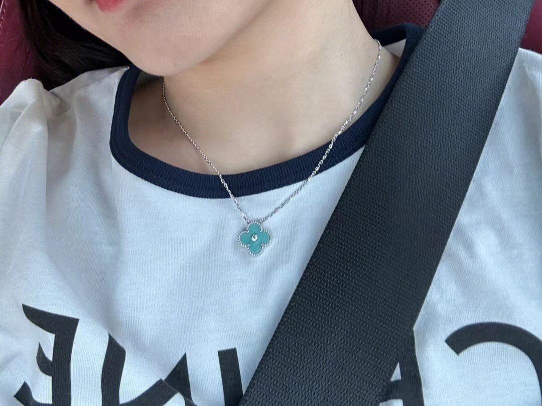 TimiCLOVER 1 DIAMOND LIGHT BLUE SILVER NECKLACE