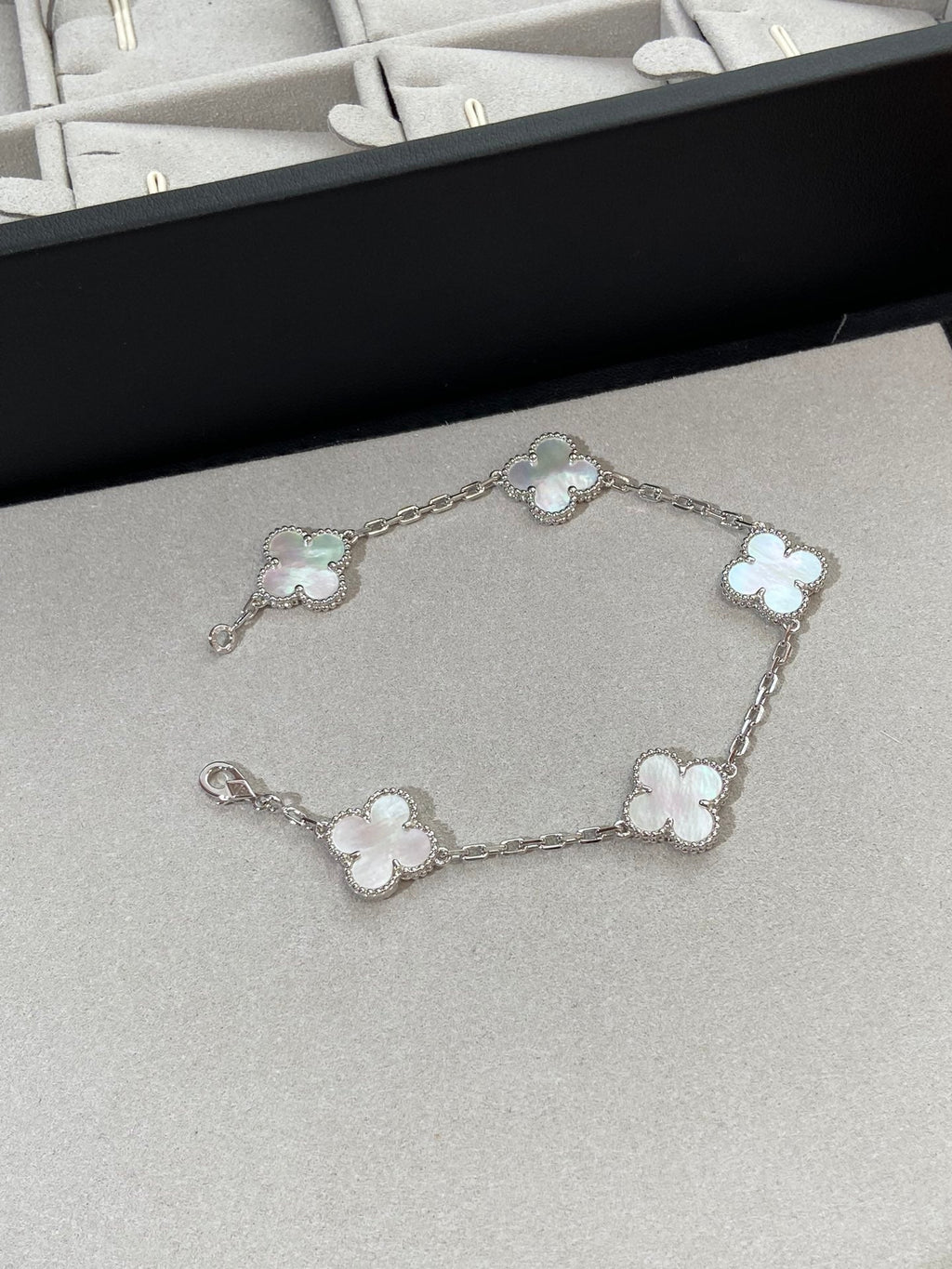 [Timi]New CLOVER WHITE PEARL MOP 5 MOTIF BRACELET COLLECTION