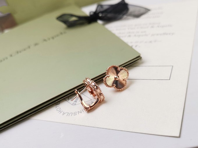 TimiCLOVER MEDIUM STUD EARRINGS