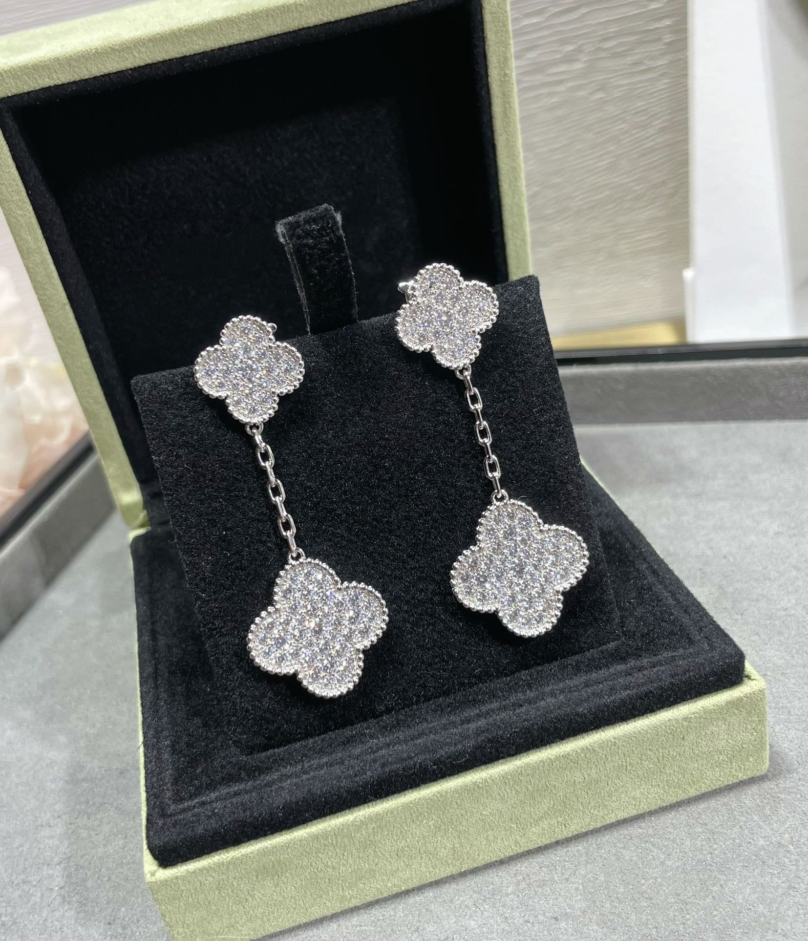TimiCLOVER 2 MOTIFS DIAMOND PAVED SILVER EARRINGS