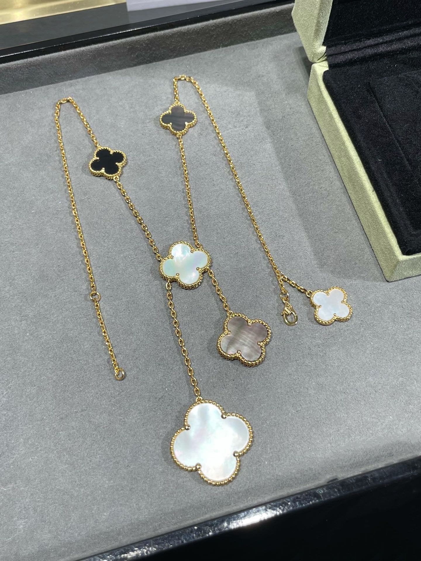 TimiCLOVER 6 MOTIF MOP ONYX GOLD NECKLACE