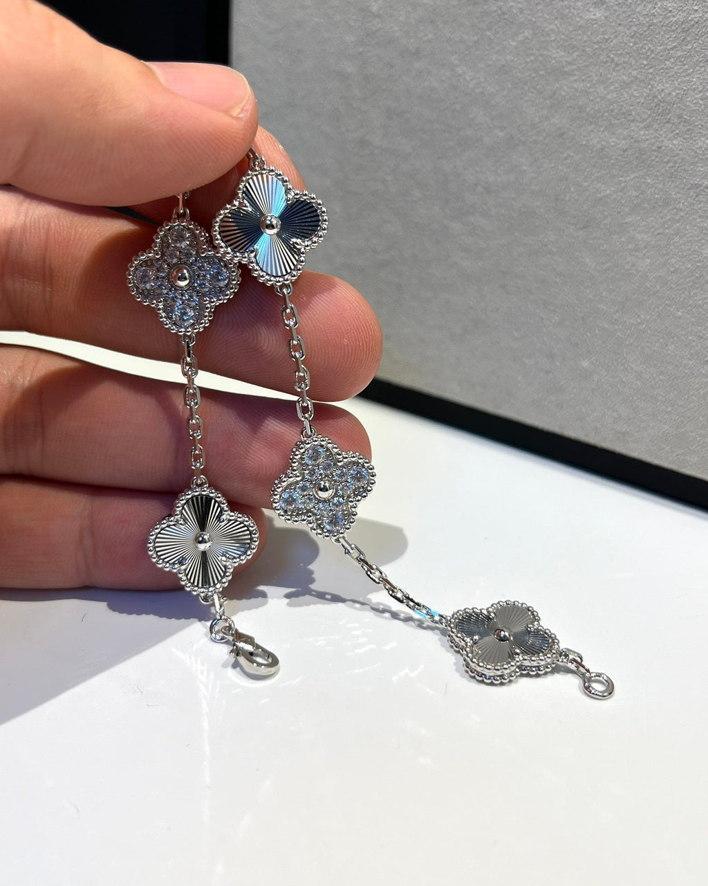 [Timi] CLOVER 5 MOTIF LASER BRACELET COLLECTION