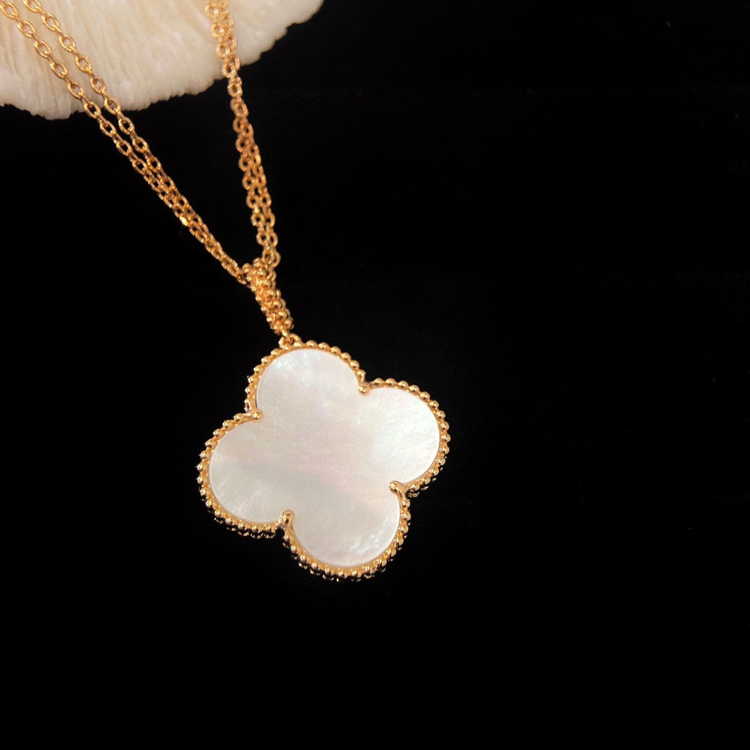 TimiCLOVER 25MM MOP LARGE PENDANT NECKLACE
