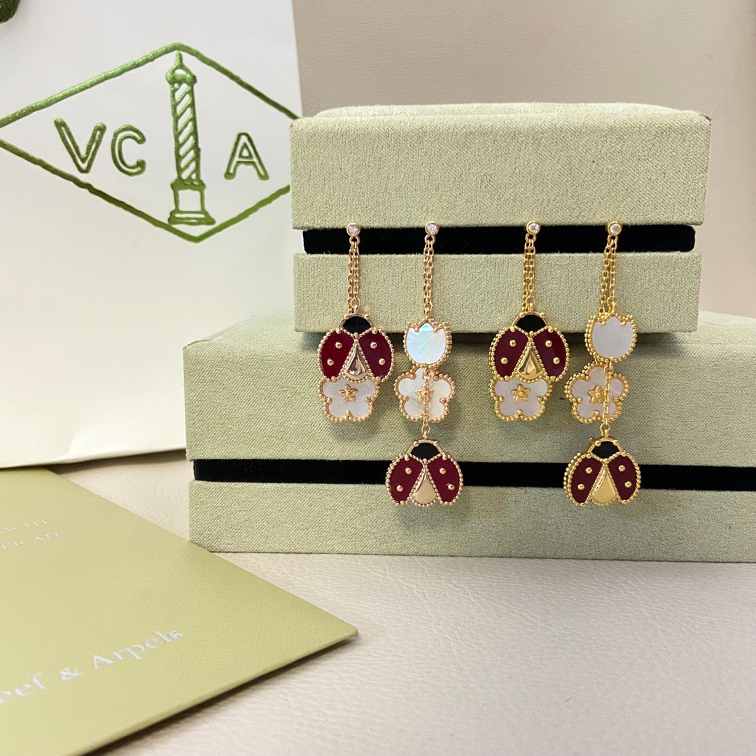 ¡®Timi¡¯LUCKY LADYBUG WHITE MOP EARRINGS