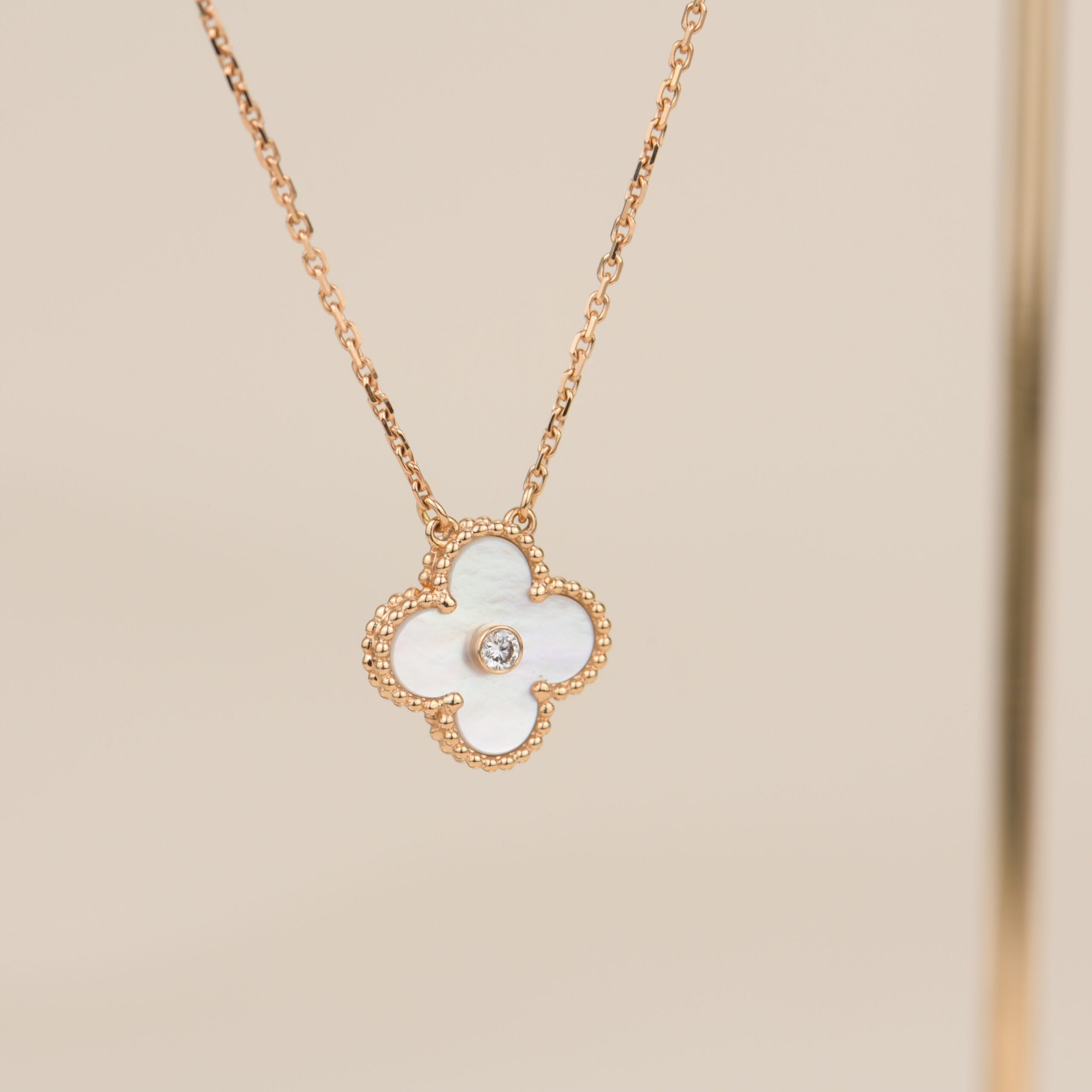 TimiCLOVER 15MM DIAMOND WHITE FRITILLARIA NECKLACE