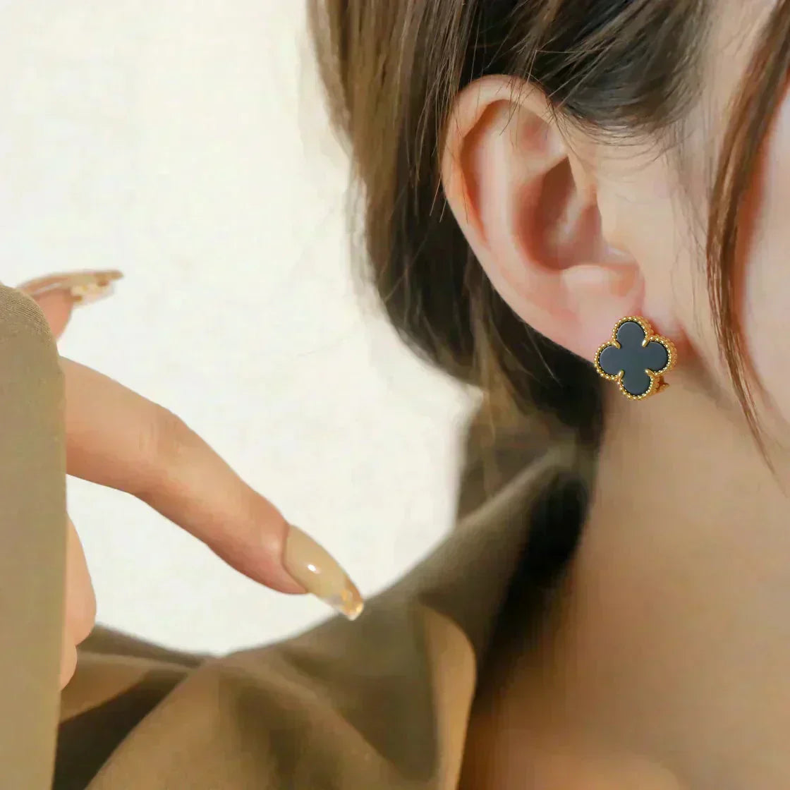 TimiCLOVER MEDIUM 1 MOTIFS  ONYX STUD EARRINGS