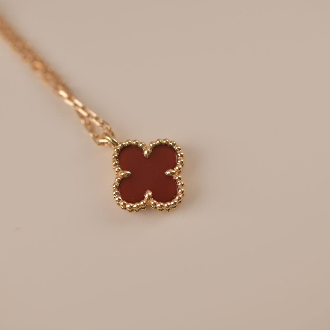 TimiCLOVER MINI 9.5MM WHITE CARNELIANS NECKLACE