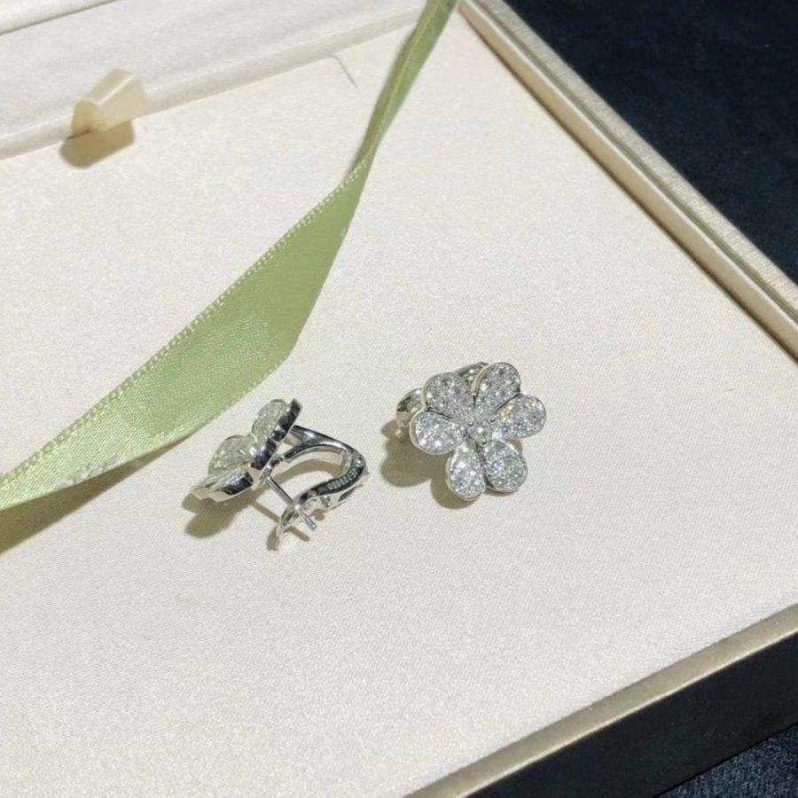 TimiFRIVOLE SILVER FLOWER DIAMOND EARRINGS