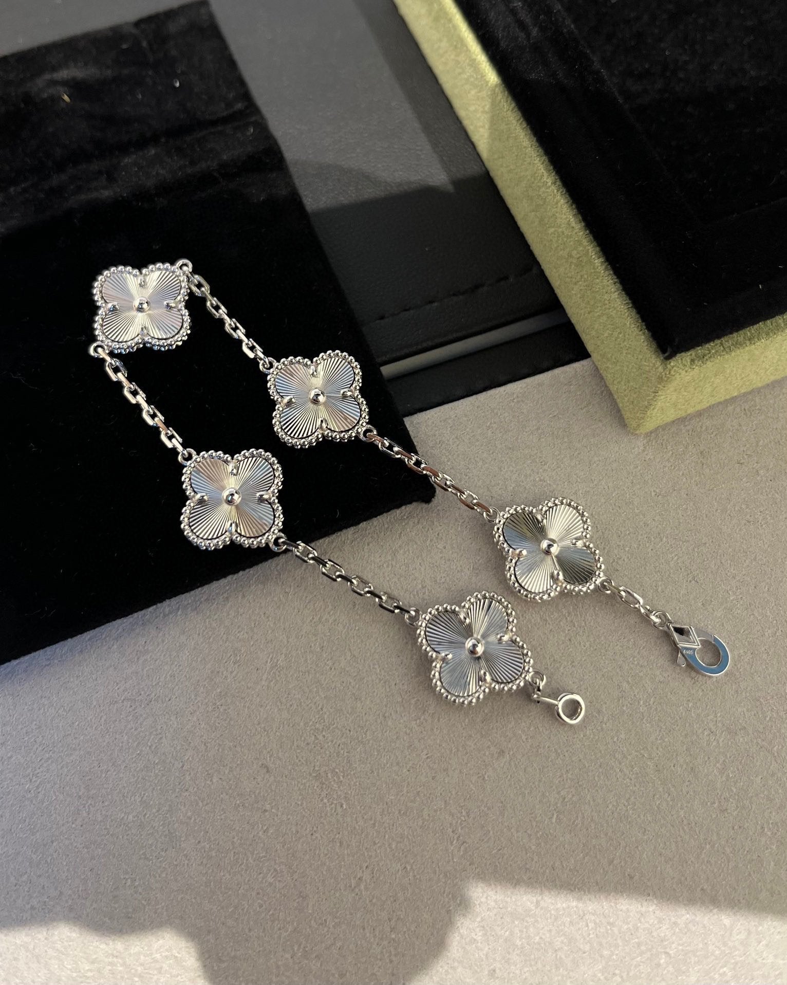 [Timi] CLOVER 5 MOTIF LASER BRACELET COLLECTION